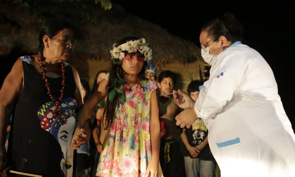À luz de faróis e lanternas de celulares, indígena de Maricá é a primeira criança do estado vacinada contra a Covid-19
