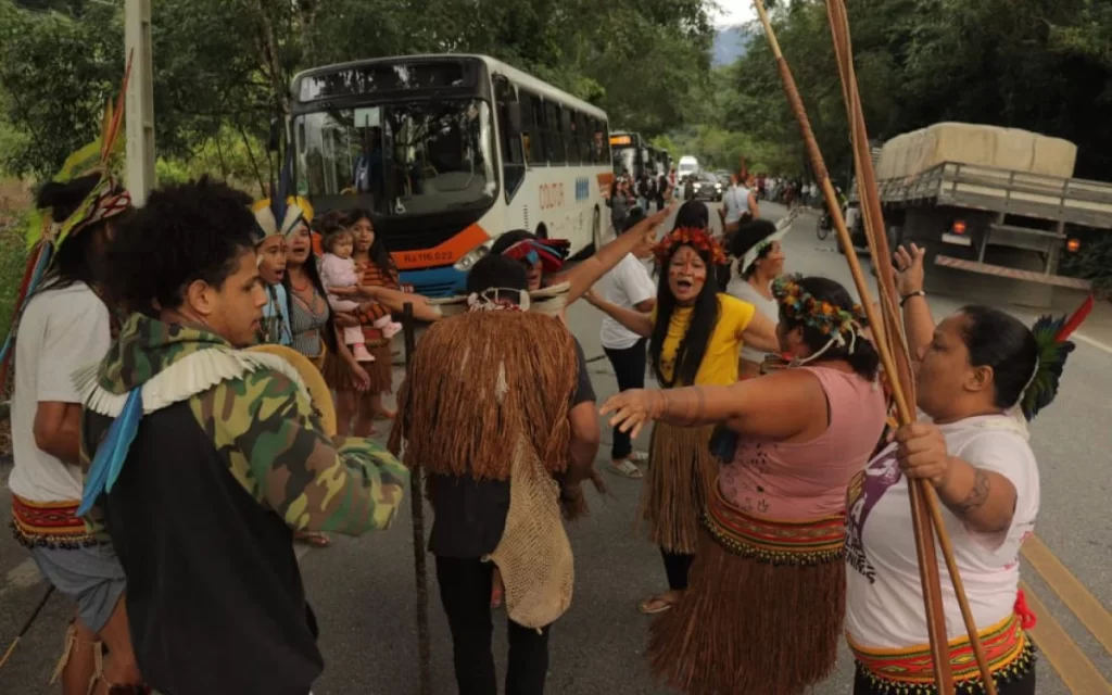 Índios da tribo Pataxó protestam por passe escolar em Paraty