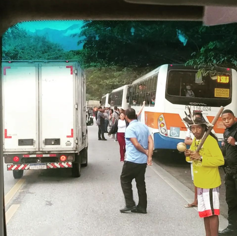 Indígenas bloqueiam os ônibus que não param para as crianças Pataxó irem à escola