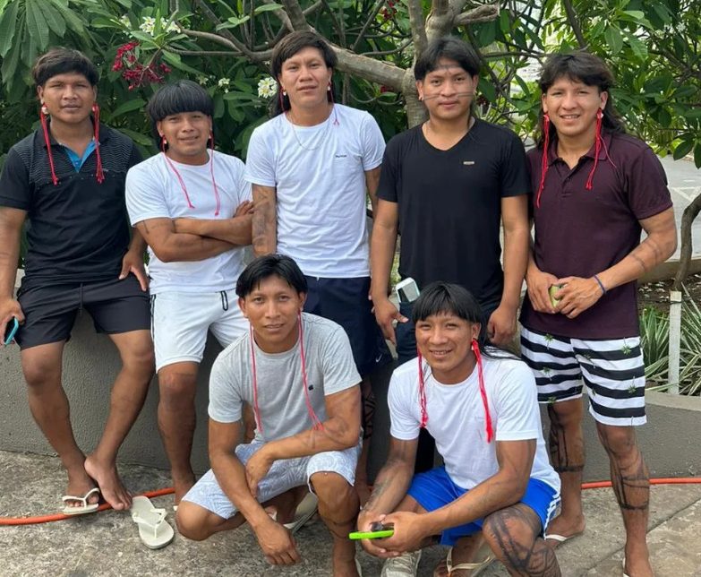Indígenas viajam mais de 700 km e realizam sonho de conhecer a seleção brasileira em Cuiabá