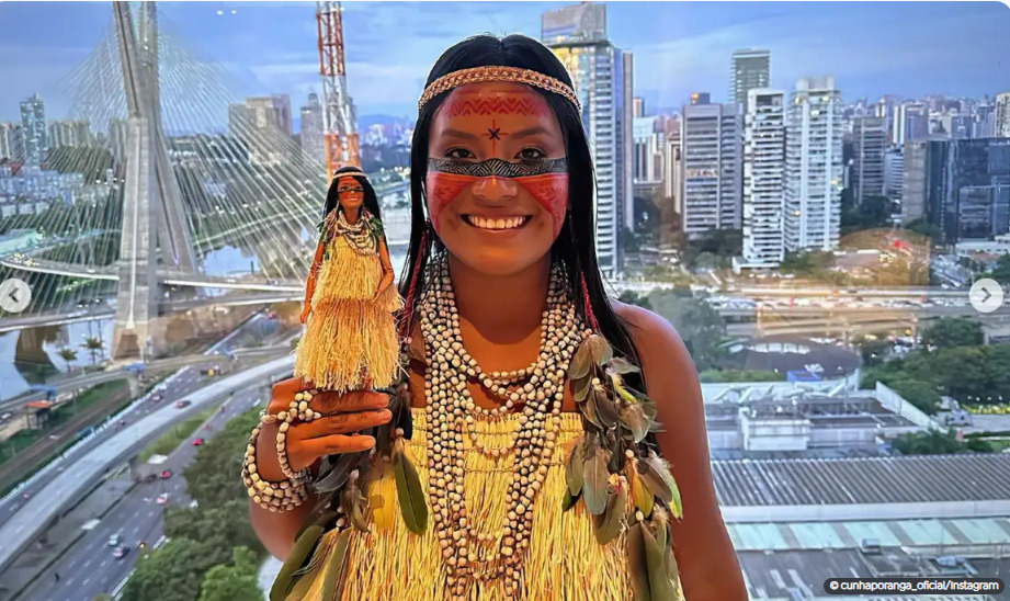 Indígena brasileira vira Barbie nos 65 anos da boneca