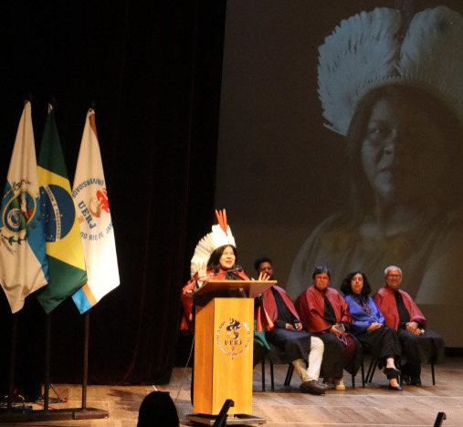 Sonia Guajajara recebe título de Doutora Honoris Causa da Uerj